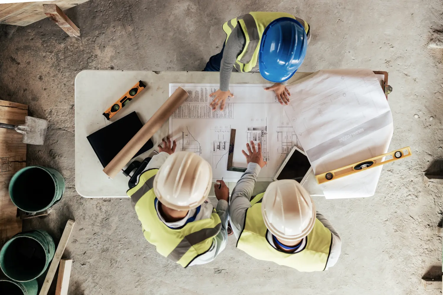 Architekt, Konstruktion und Bauplan mit einem Ingenieur- und Designerteam, das von oben auf einer Baustelle arbeitet.